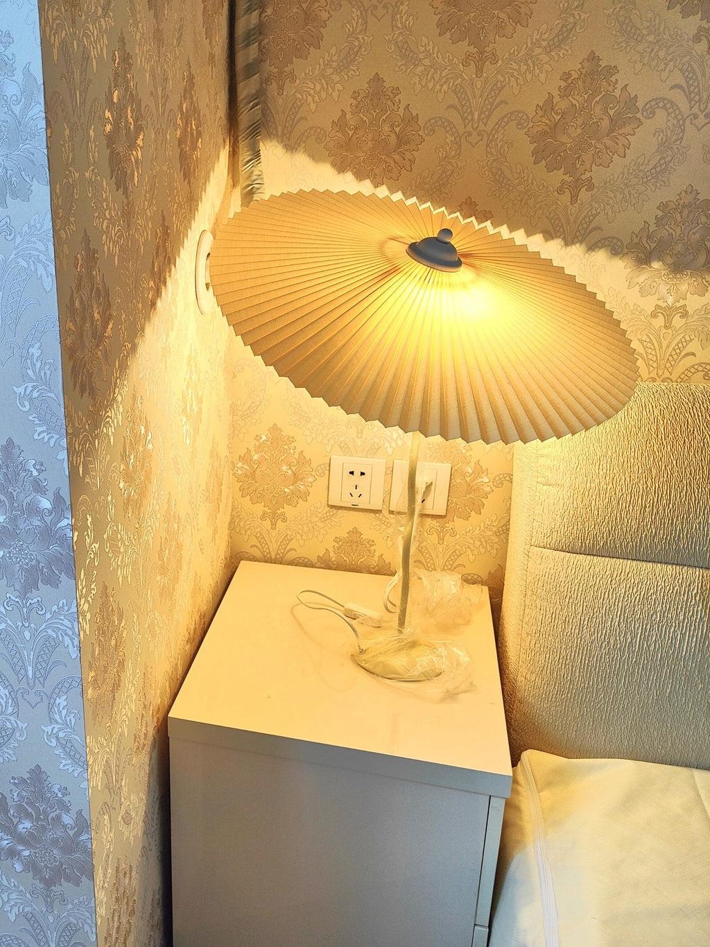 Squiggle Pleated Table Lamp